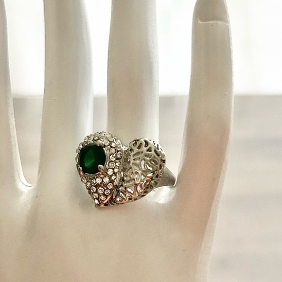 Emerald Green Crystal Silver Heart Filigree Ring - Picture 2 of 7